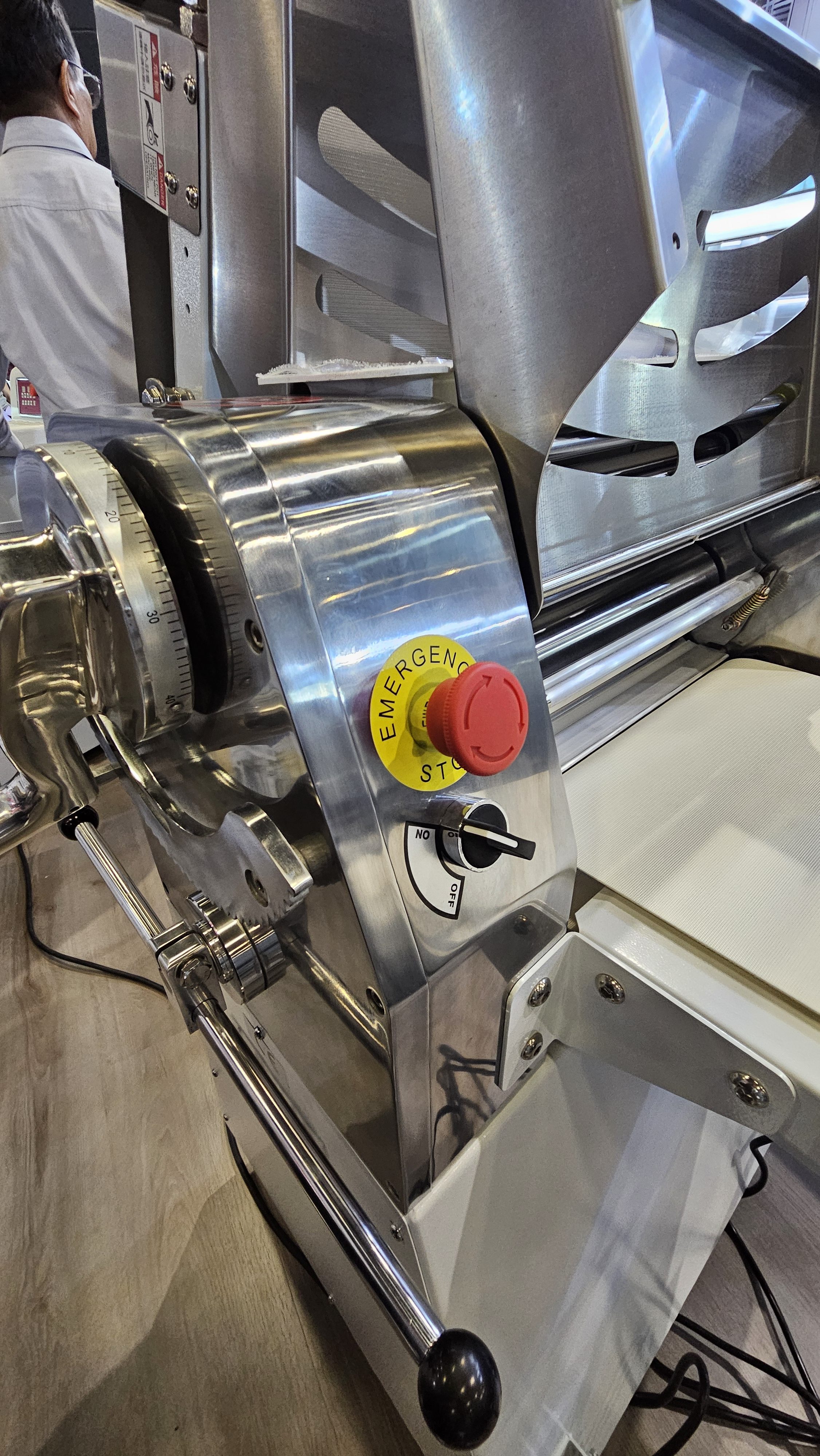 Laminadora de Masa De Piso Con Banda Reversible 120V 210Cm MIGSA Dq-380C - Imagen 3